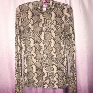 HM SNAKE PRINT TURTLE NECK